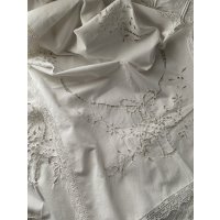 リボンと花かご刺繍　コットンリネンランナー　