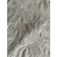 イニシャル花文字刺繍　シーツ端切れ