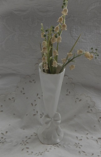 画像1: 白いリボン花瓶 (1)