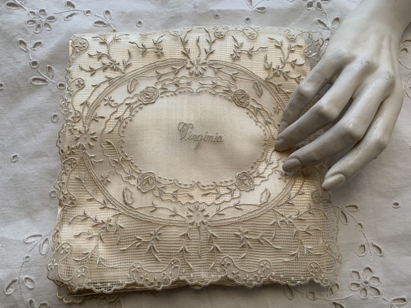 画像: 絹シルク　刺繍ハンキーケース